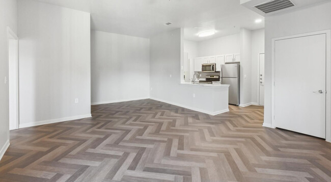 2 habitaciones, 2 baños - 1170 pies cuadrados - Sala de estar - The Link at Plano