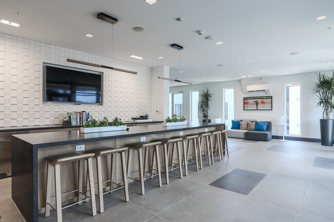 Sea anfitrión, cocine o conéctese: este salón de cocina abierta está hecho para momentos comunitarios.