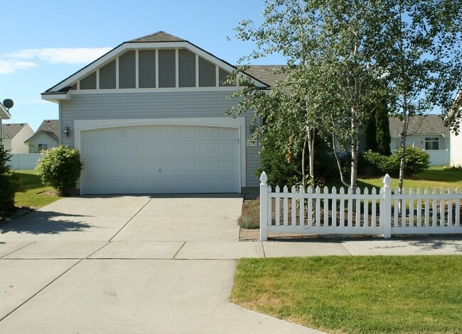 Building Photo - Beautiful 4 Bed-3 Bath House in CDA!
