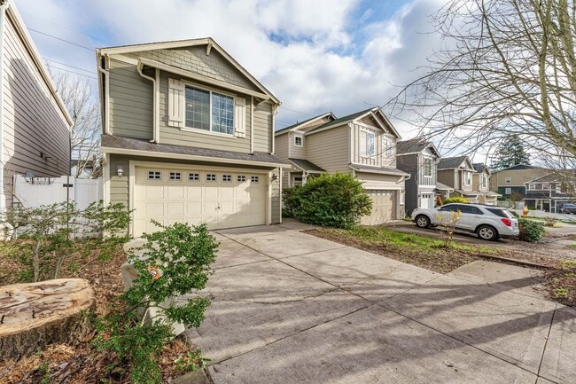 Building Photo - 3 bedroom 2.5 Bath with Fenced Back Yard - Pet Friendly