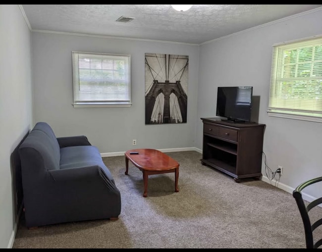 Building Photo - 1738 Pounds Rd Unit Basement Apartment
