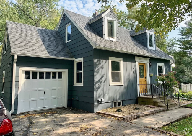 Building Photo - 8 18th Ave SW Rental