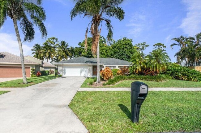Photo - 691 Foresteria Ave