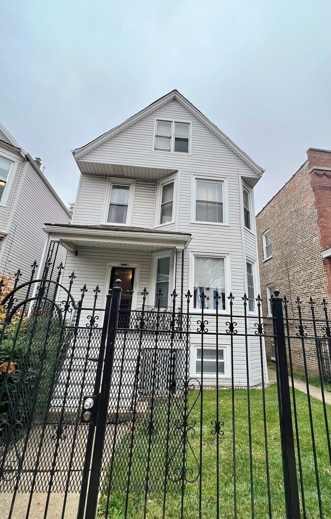 Front Exterior - 2909 N Lawndale Ave Unidad 2