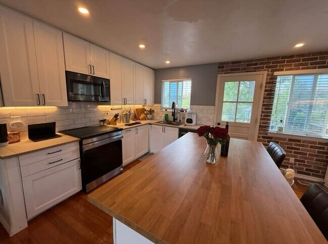 Building Photo - 6373 S Johnson St Rental