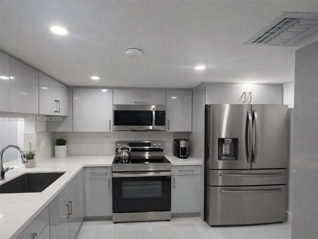 Photo - 844 W 41st St