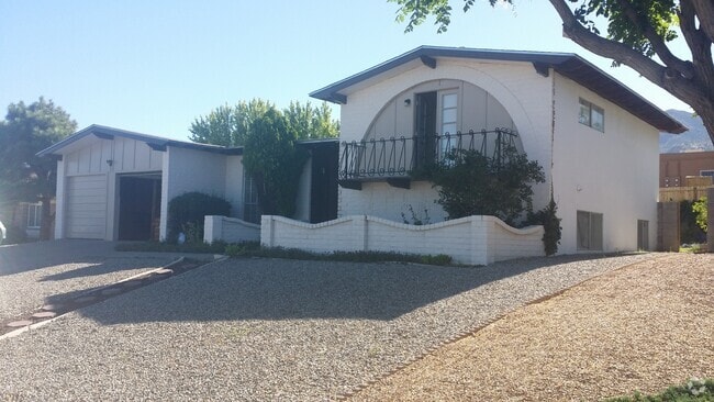 Building Photo - 2200 Cleopatra Pl NE Rental