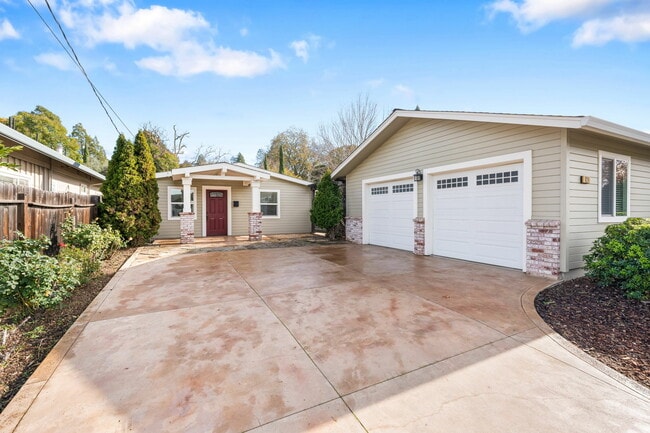 Building Photo - 824 Prince Ave