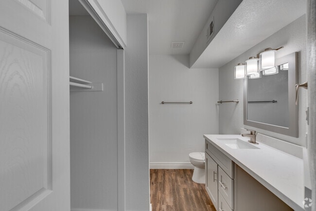 2BR, 2BA - 984SF - Primary Bathroom