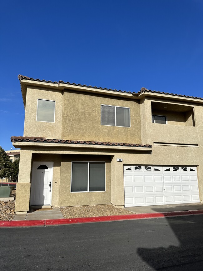 Front pic - 85 Falcon Feather Way Townhome