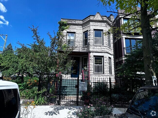 Building Photo - 2531 N Sacramento Ave Unit Top Floor Rental