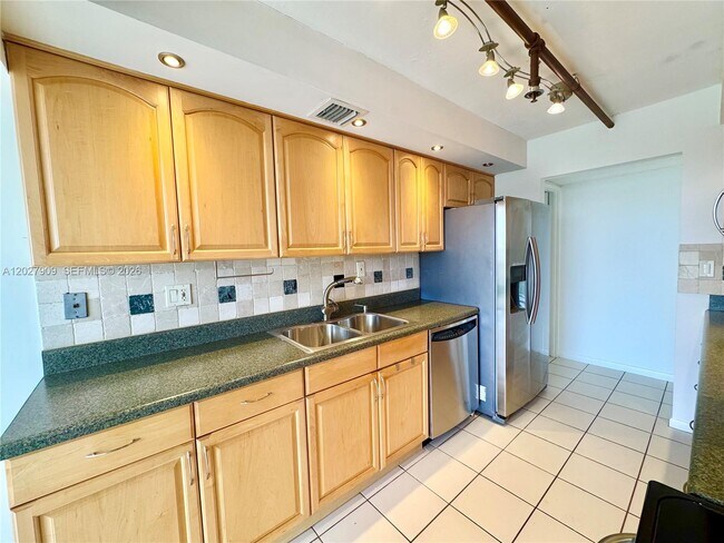 Photo - 210 174th St Unidad 716
