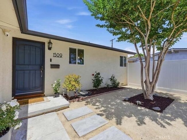 Building Photo - 1509 W Santa Clara Ave