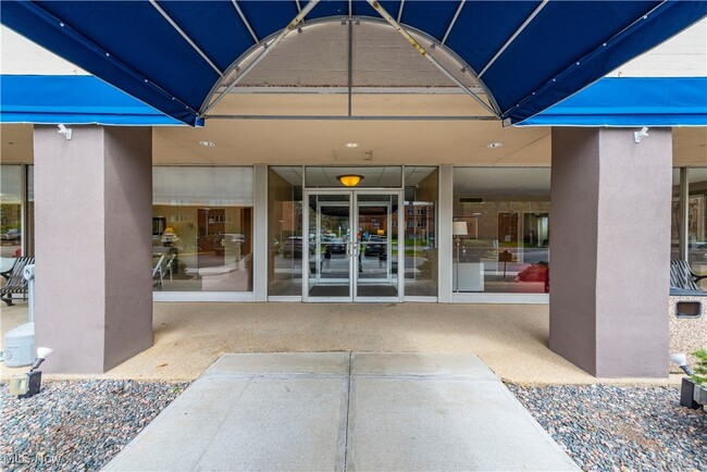 Building Photo - 12520 Edgewater Dr Unit 1506 Rental