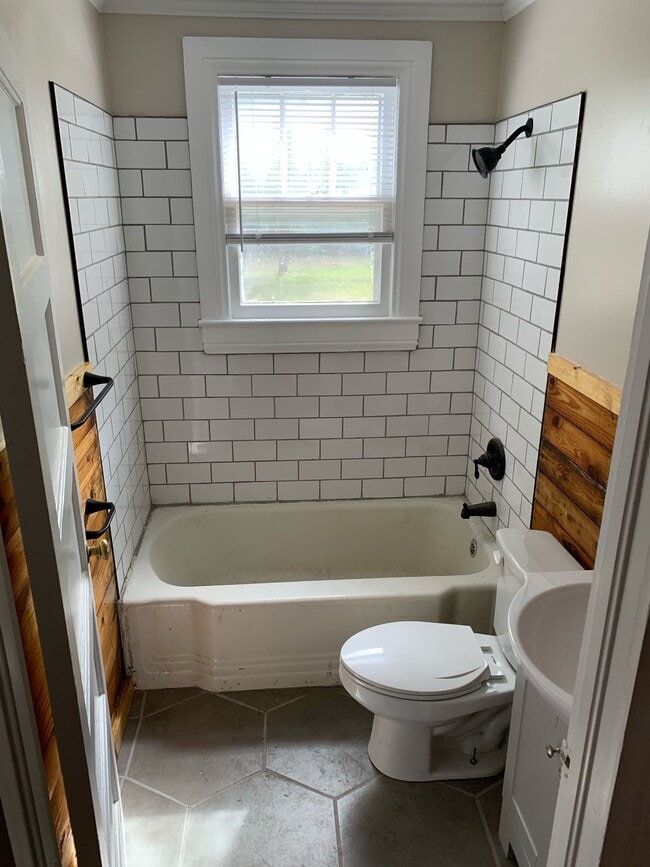 Photo - 102 Lee St