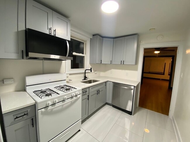 Building Photo - Newly updated 2 bedroom 1 bath Apartment for rent in Braddock!