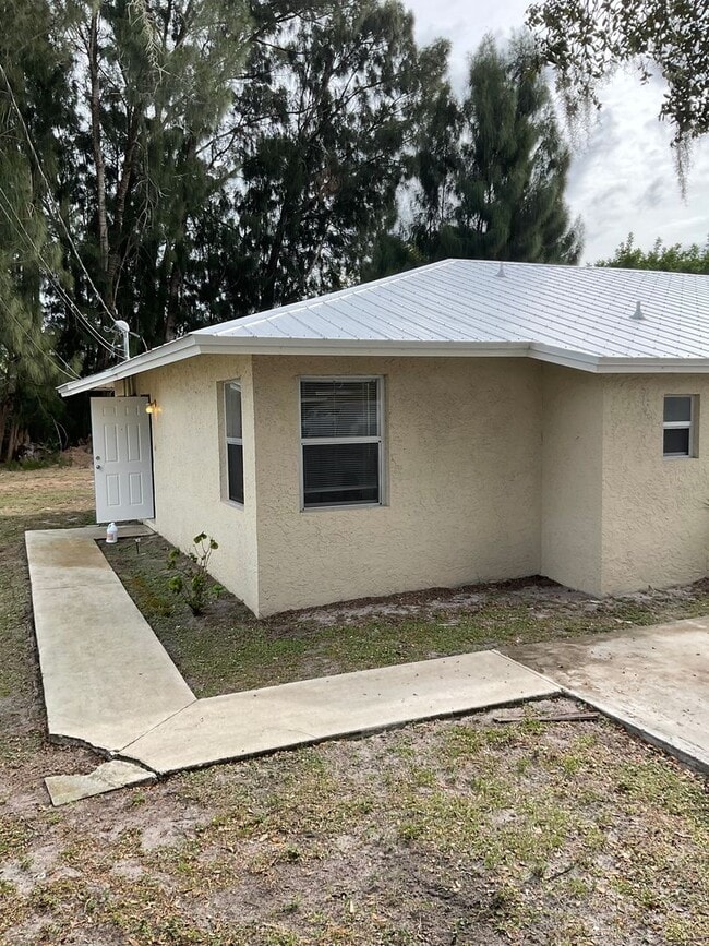 Photo - 2/1.5 Side A of Duplex in Fort Pierce