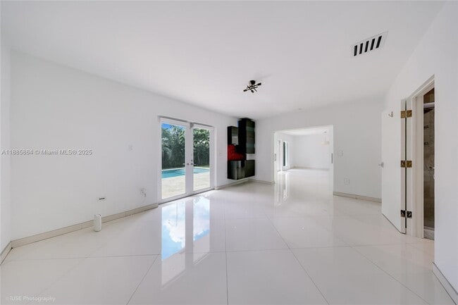Photo - 850 N Venetian Dr