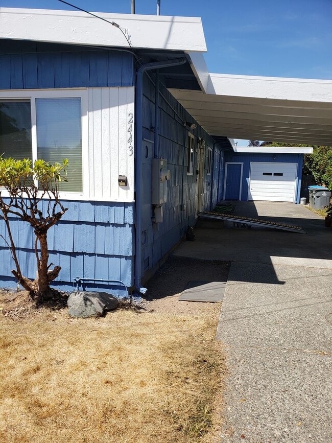 Building Photo - Tree bedroom Home Close to the Hospital in Eureka