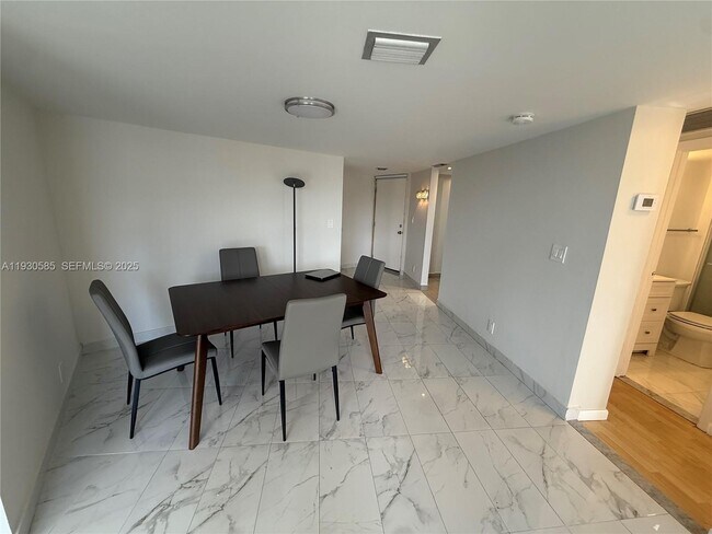 Photo - 3475 N Country Club Dr Unidad 408