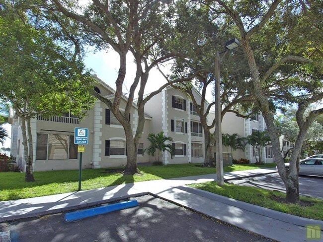 Building Photo - 2811 N Oakland Forest Dr Unit 201 Rental