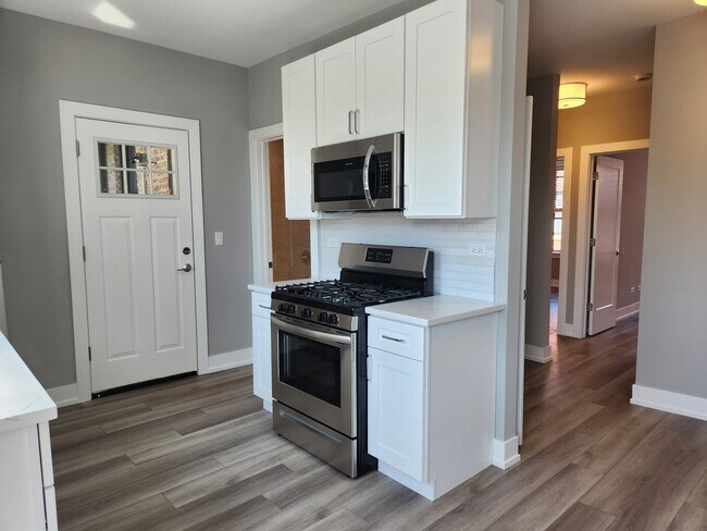 Photo - 3935 N Janssen Ave Unit 2