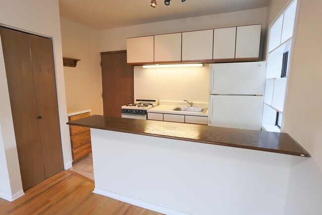 Photo - 823 W Newport Ave Unit J04P