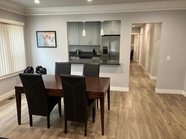 Photo - 2059 N Vermont Ave Unidad 2059 half