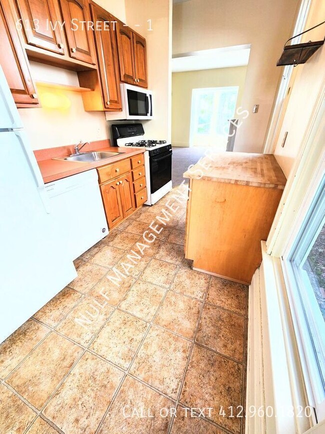 Building Photo - 613 Ivy St Unit 1