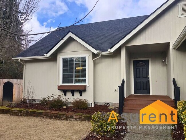 Building Photo - Wont Last Long---- 3 bed 2 Bath fenced back yard