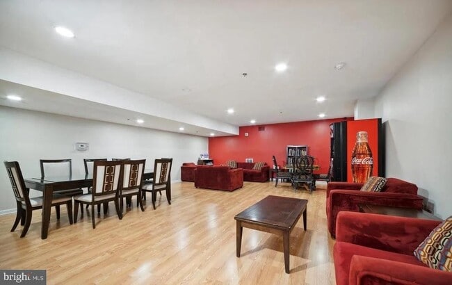 Building Photo - 1324 Locust St Unit 205