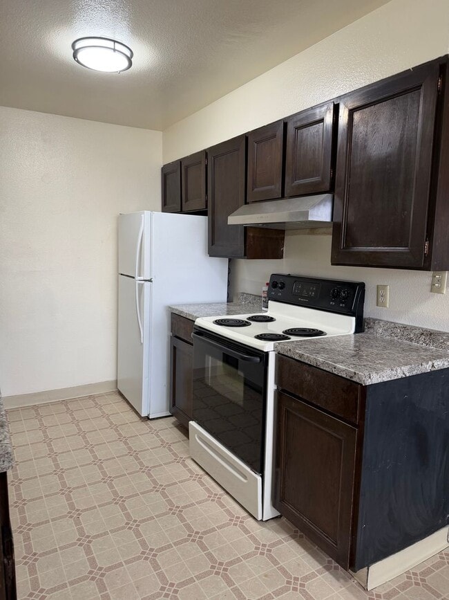 Building Photo - 2-bedroom duplex