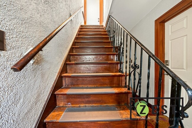 5569 Bedford St Unit 5571 Bedford - Upper