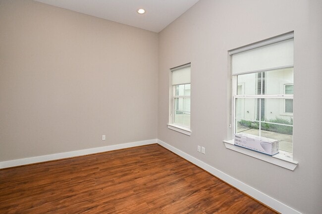 Photo - 955 W 24th St