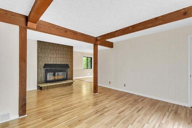 Photo - 1422 S River Rd