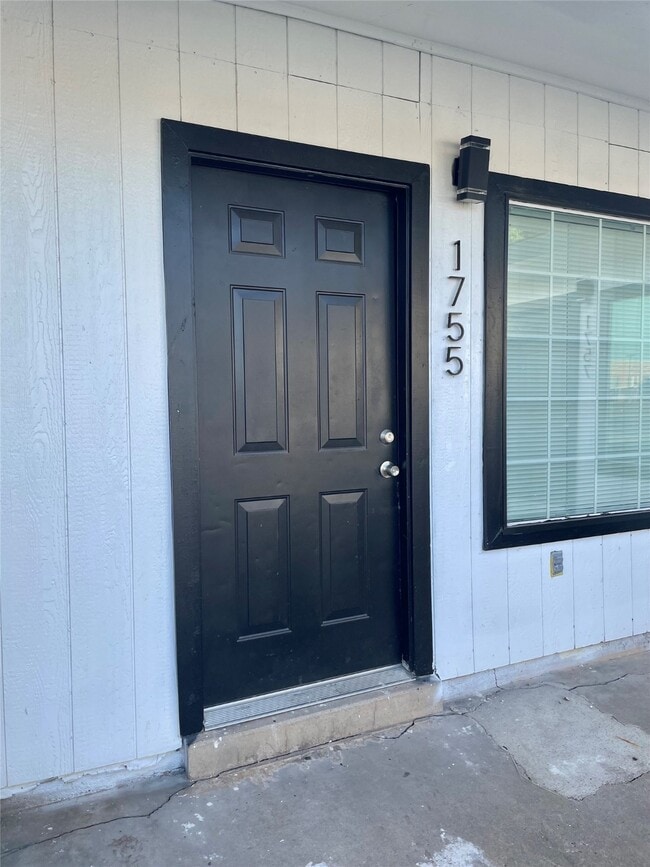 Photo - 1755 W 6th St