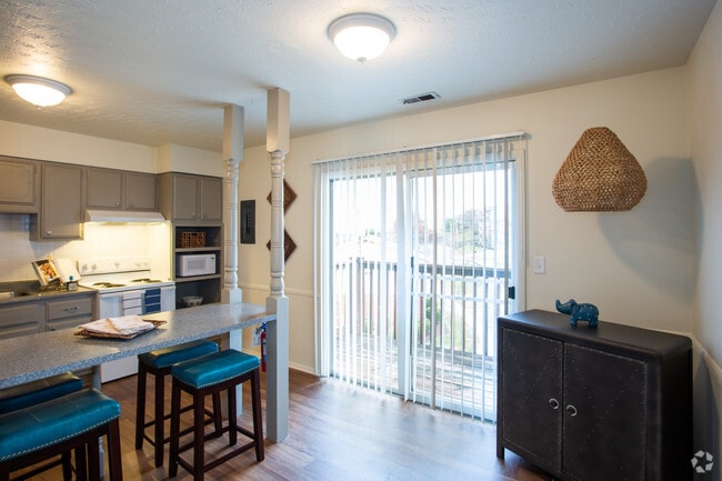 2BR, 1BA - 1000 SF