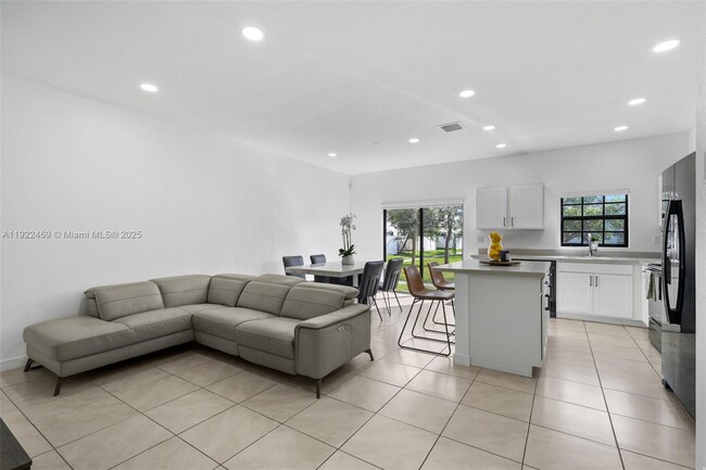 Photo - 757 SW 11th St