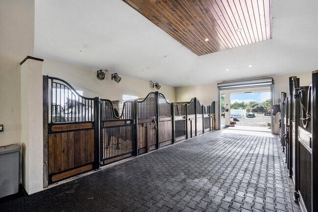 Photo - 1382 Clydesdale Ave