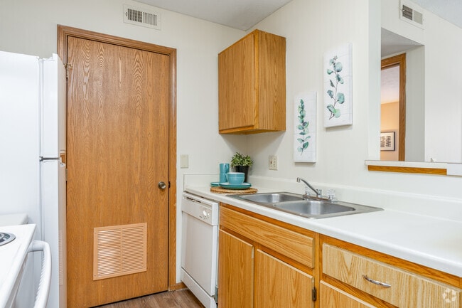 2BR, 1 BA - 850SF - Kitchen