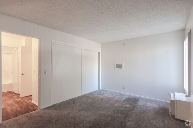 2BR,2BA - 950SF - Bedroom