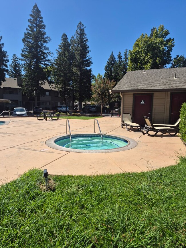 Building Photo - Move In Special! $500 Off First Month's Re...