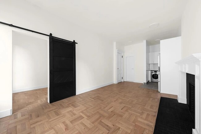 Photo - 122 W 80th St