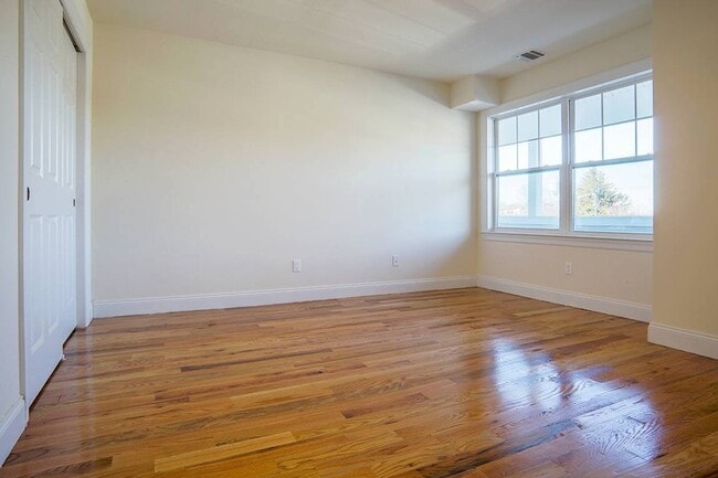 40 Cedar Swamp Rd Unit 1005