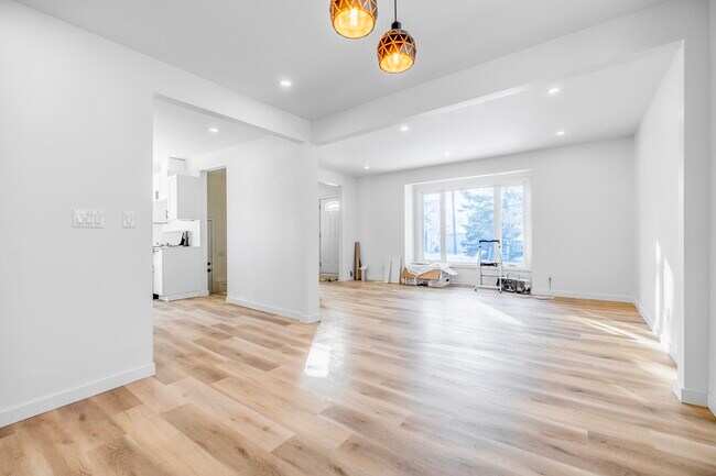 Photo - 1819 Assiniboine Av