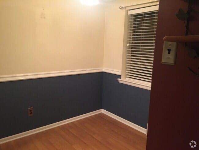 Building Photo - 1420 Valley Dr Unit 1420 Rental