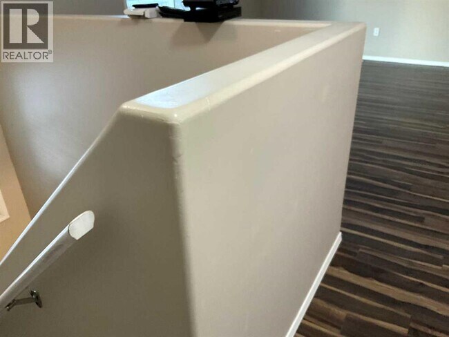 Photo - 4729-4745 45 St