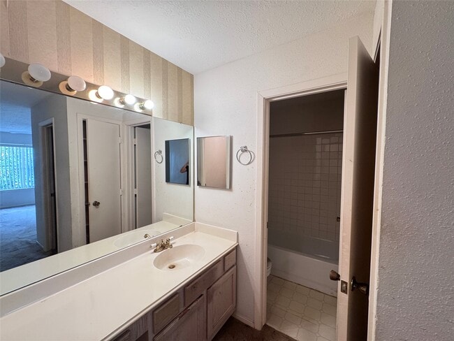 Building Photo - 10555 Turtlewood Ct Unit 2209 Rental