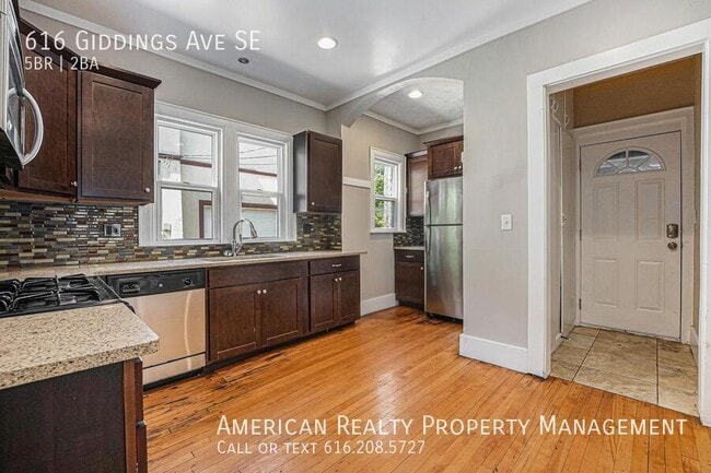 Photo - 616 Giddings Ave SE