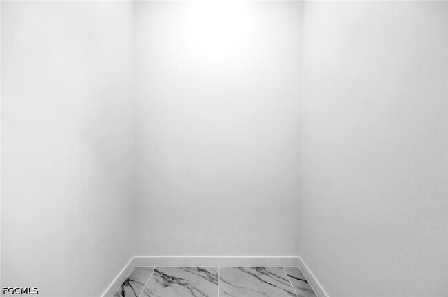 Photo - 846 Cadis St E